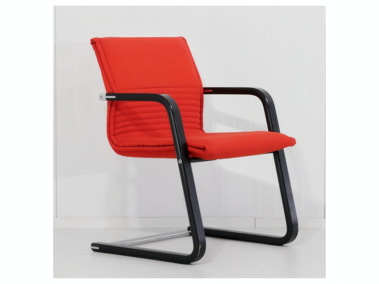 WILKHAHN Konferenzstuhl – Blutorange – Freischwinger Vollholz/Chrom