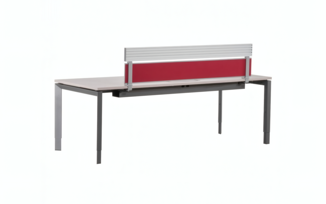 200205679_trennwand-steelcase-p-rail-160x47x4cm-rot-aluminium-stoff-2_4x3-Upscale
