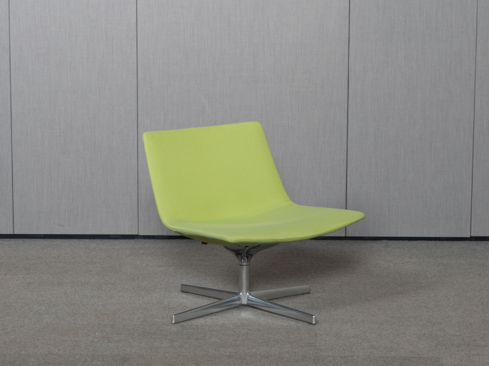 ARPER Catifa 80 Loungesessel, drehbar, Grün, Aluminium poliert