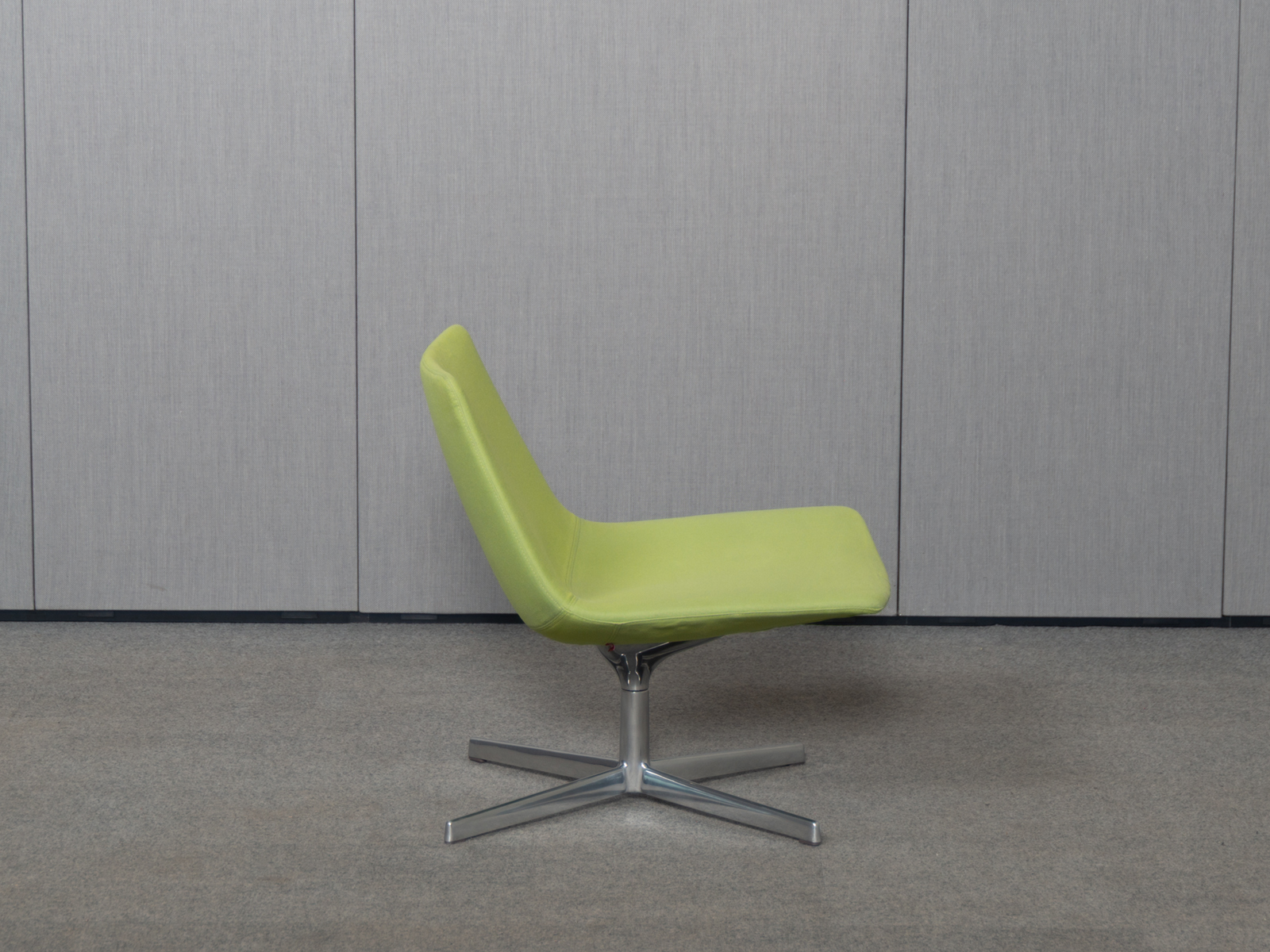 ARPER Catifa 80 Loungesessel, drehbar, Grün, Aluminium poliert – Bild 4
